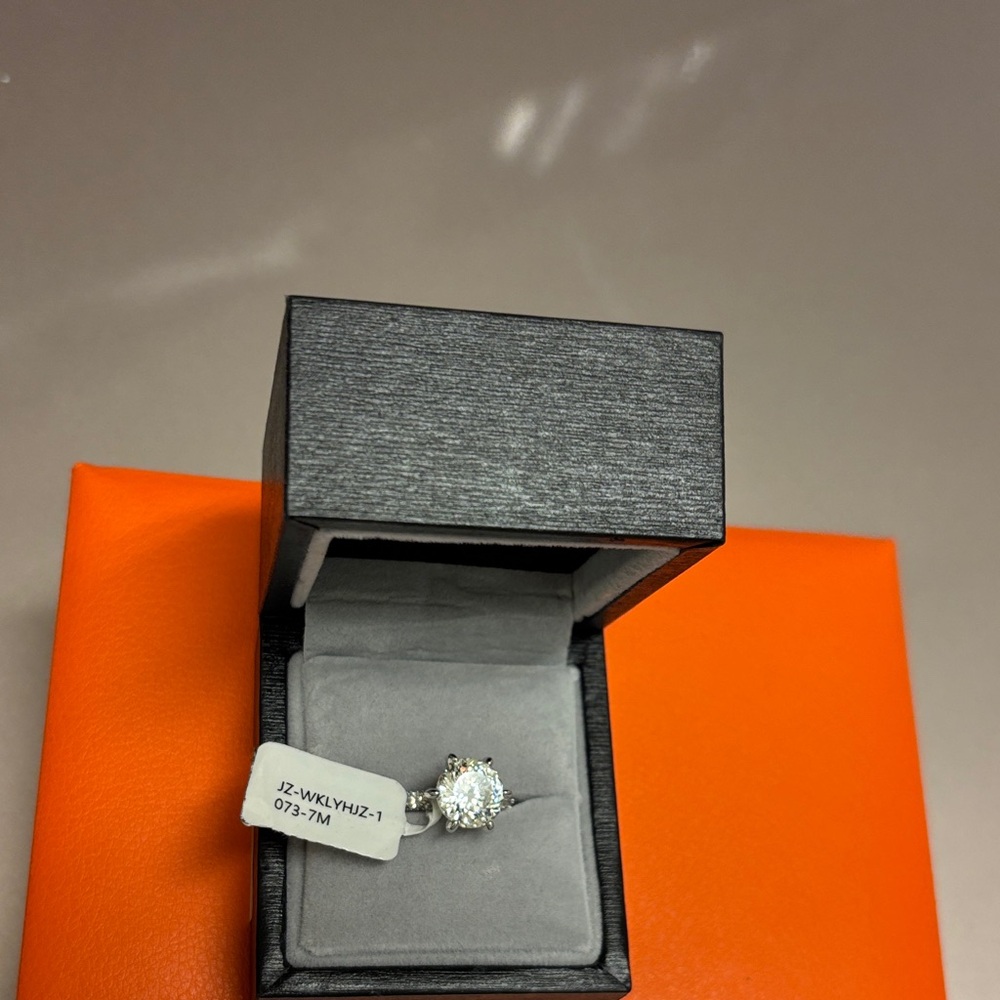 Beautiful Ladies 💯 Mojssanite Diamond 💍 Stunning Silver Ring with Clear Gemstone - Picture 2 of 4
